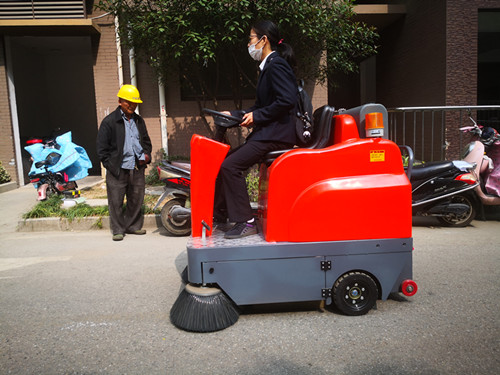 GS2掃地車(chē)走進(jìn)物業(yè)小區(qū)